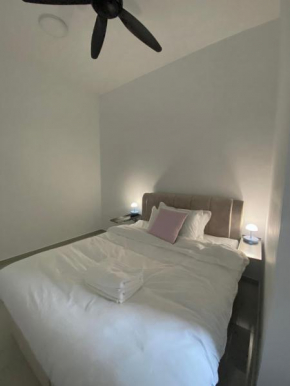 Bukit Indah - Room with Private Bathroom 1-3pax